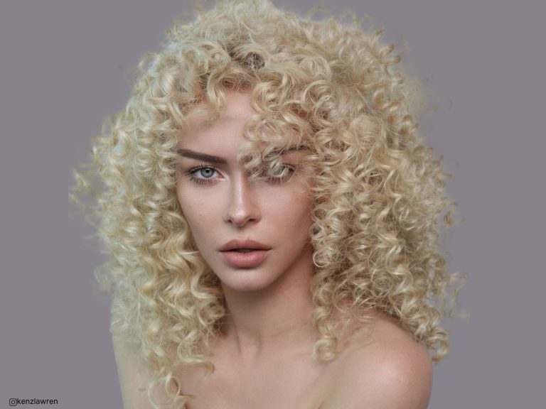 pelo rizado teñido
