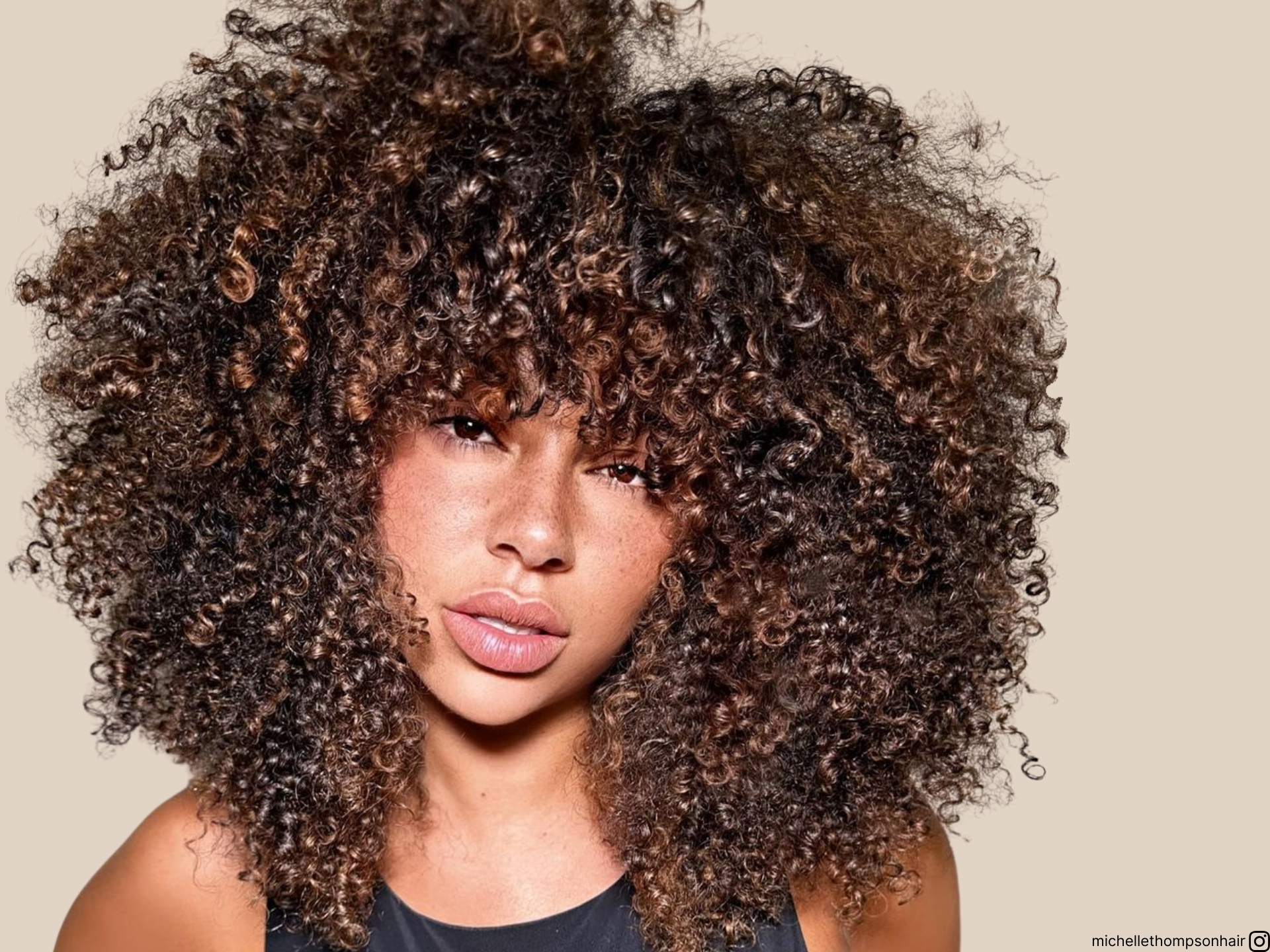 55 idées de couleurs de cheveux pour les brunes pour inspirer votre prochain look