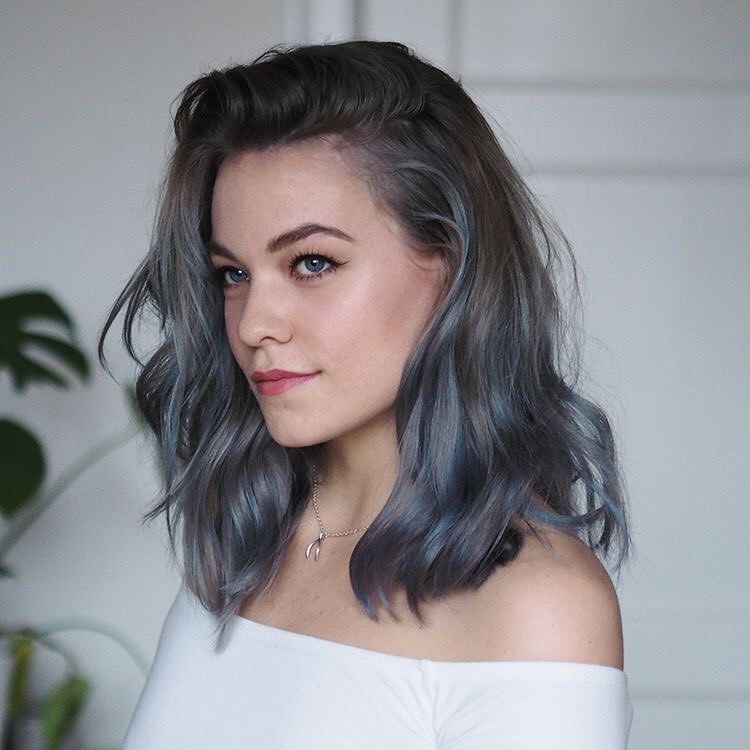 Blue-Gray Messy Waves 