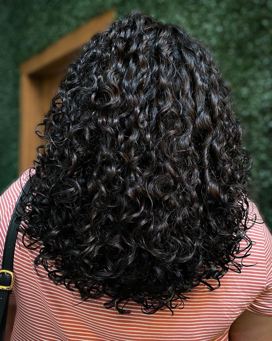 Corte rezo em forma de U para cabelos compridos encaracolados