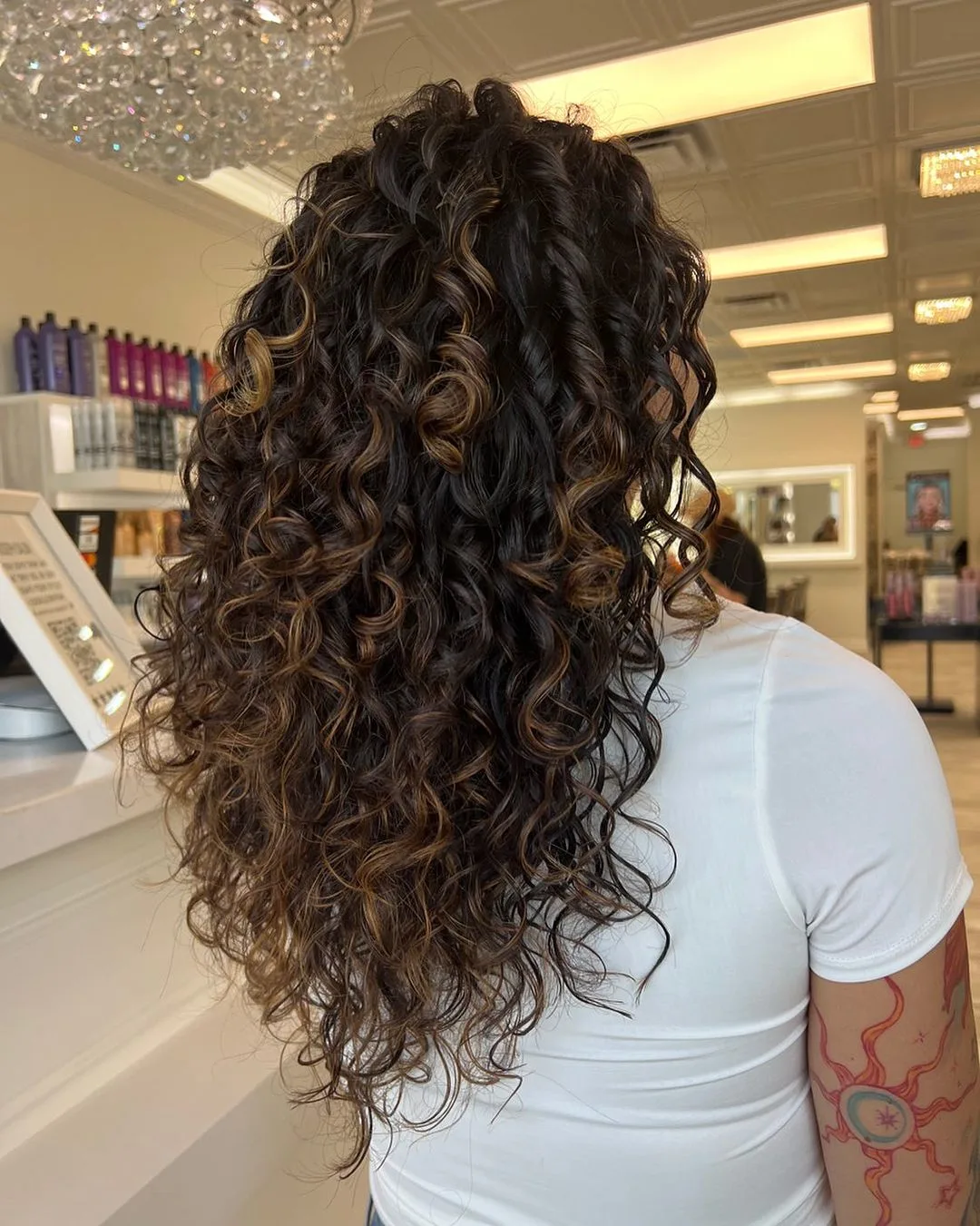 V-shaped voluminous curls