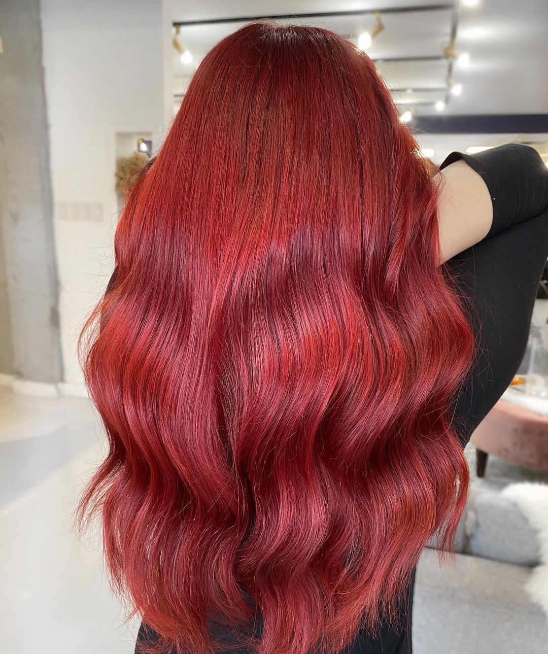 cheveux rouge cerise vif
