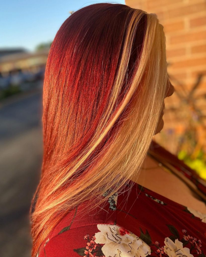 cabelo vermelho vivo com madeixas louras