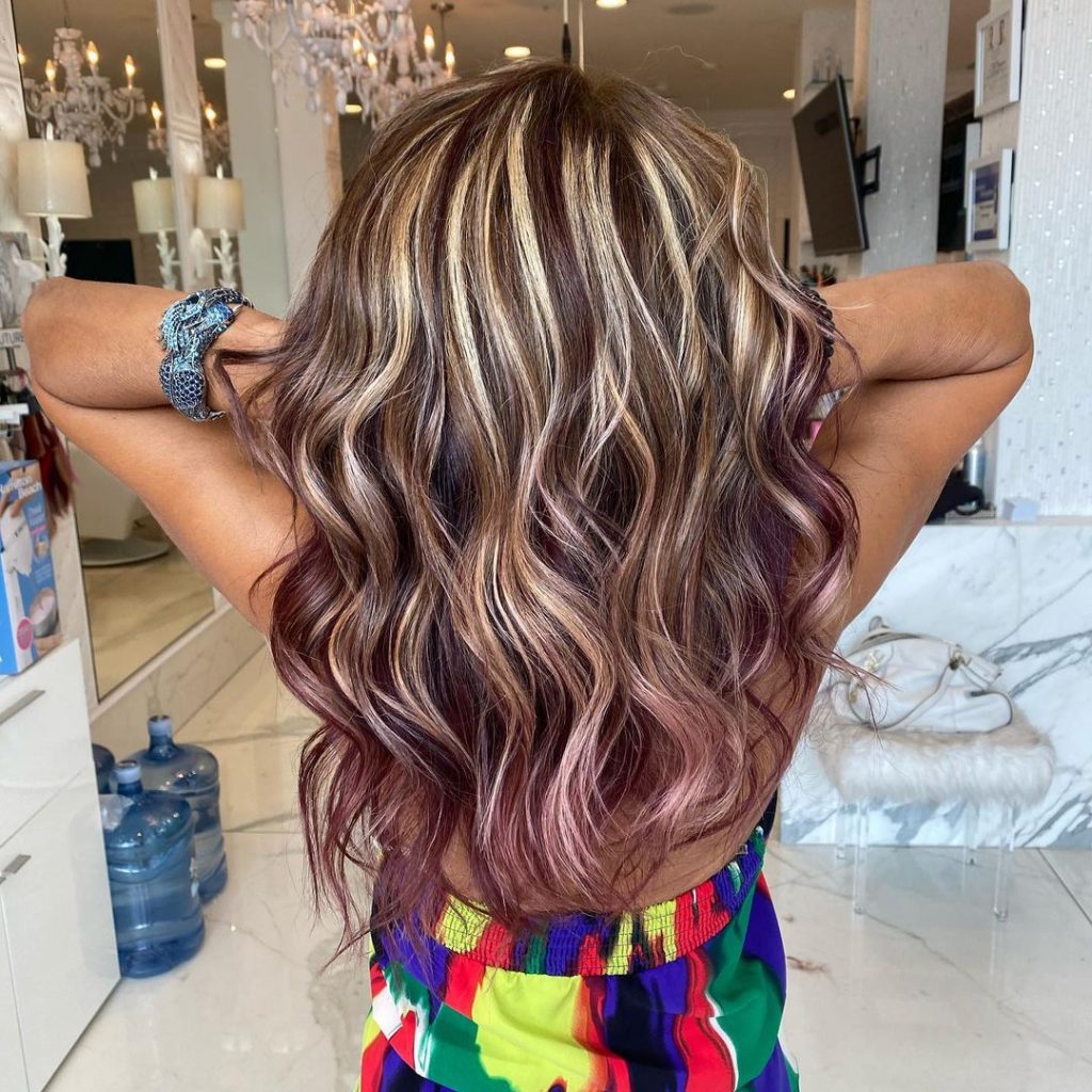 cabelo castanho com madeixas louras, violetas e vermelhas