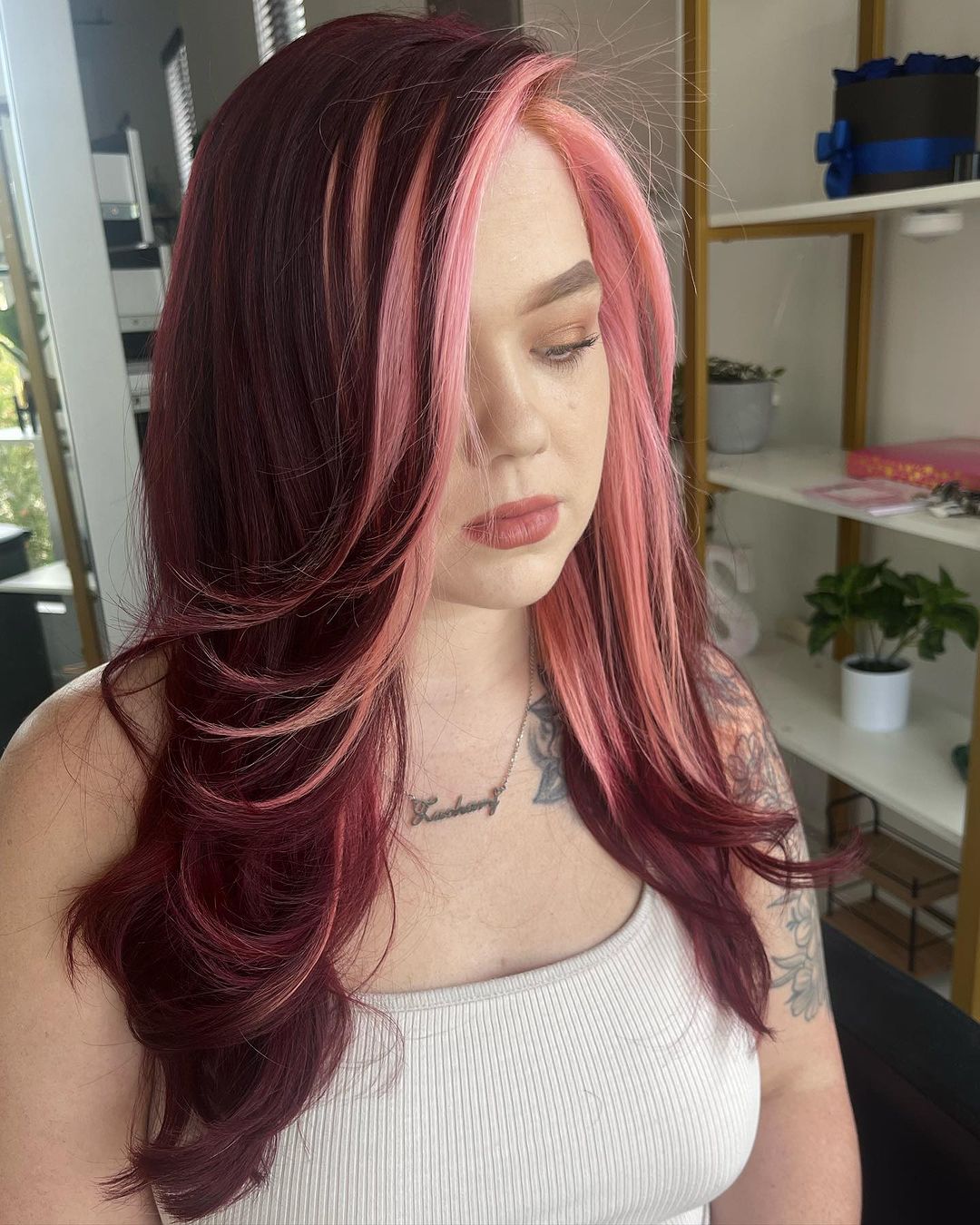 cabelo vermelho-cereja com moeda cor-de-rosa