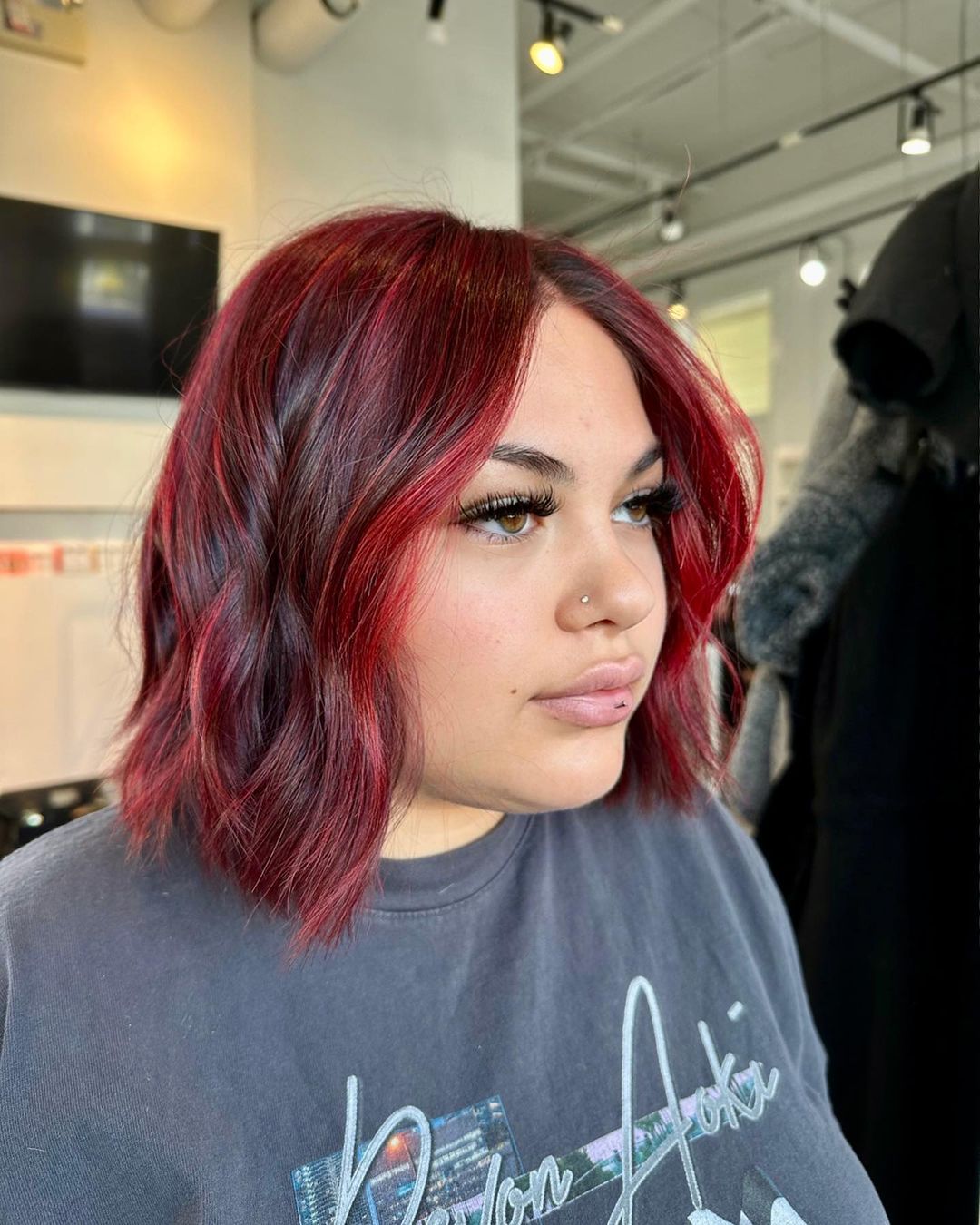 coupe de cheveux rouge cerise avec partie centrale