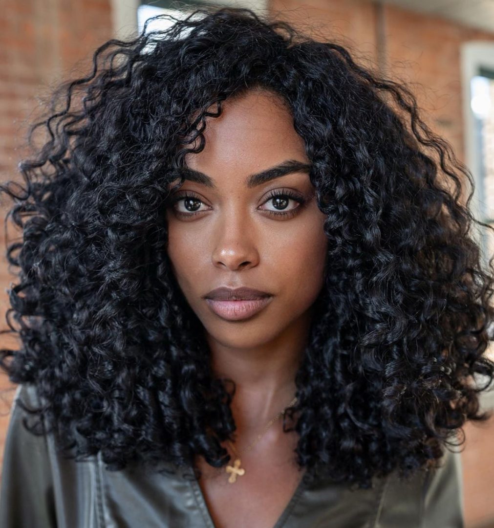 40 idées de cheveux bouclés teints à essayer en 2025