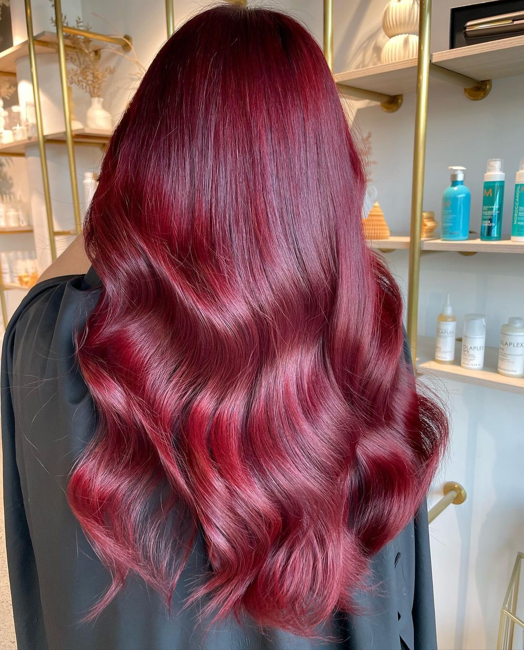 cheveux longs et brillants de couleur rouge cerise