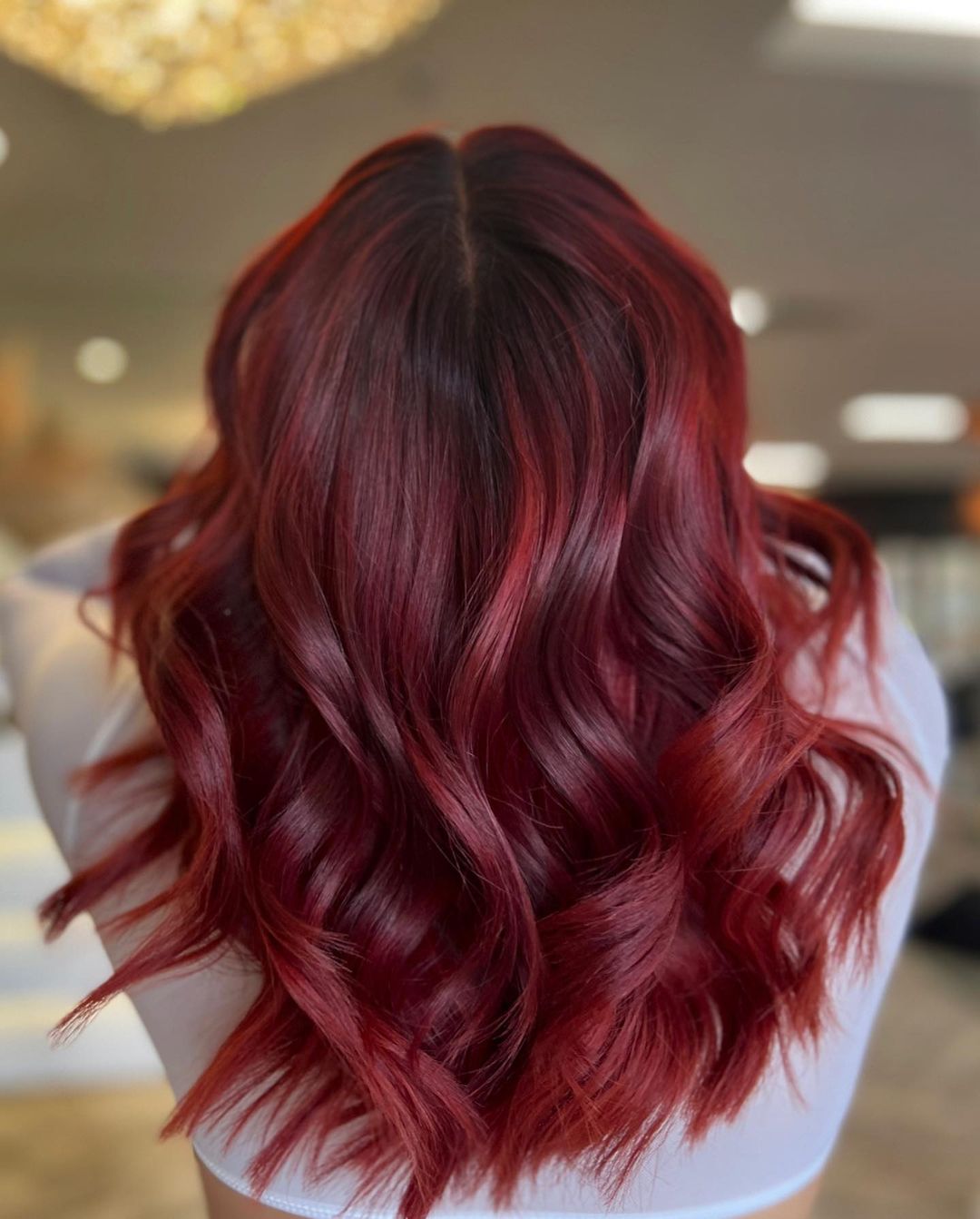 cheveux rouge cerise moyen