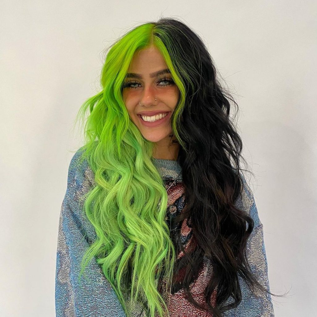 cabelo ondulado preto verde néon