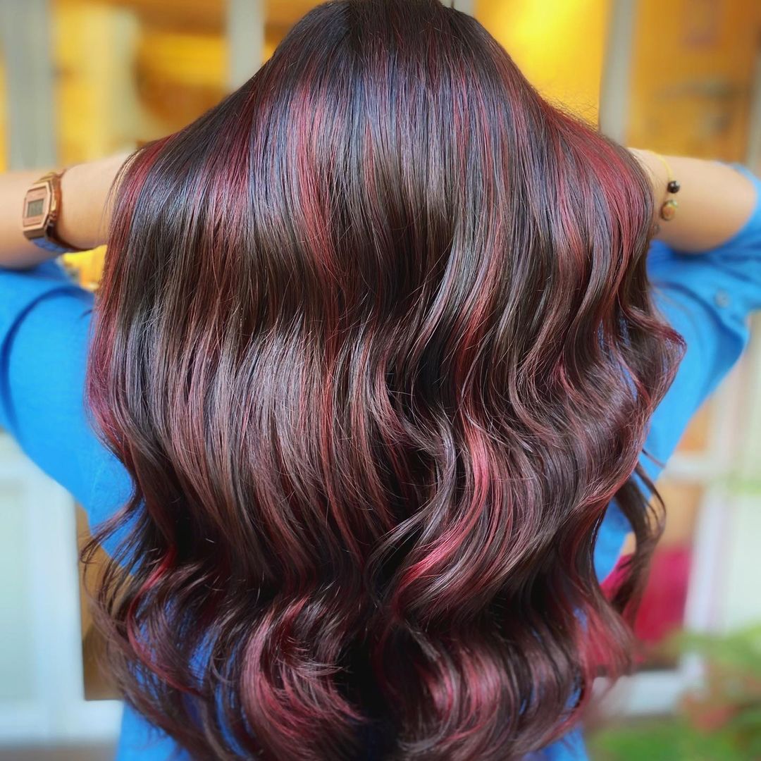 cheveux rouge prune cerise