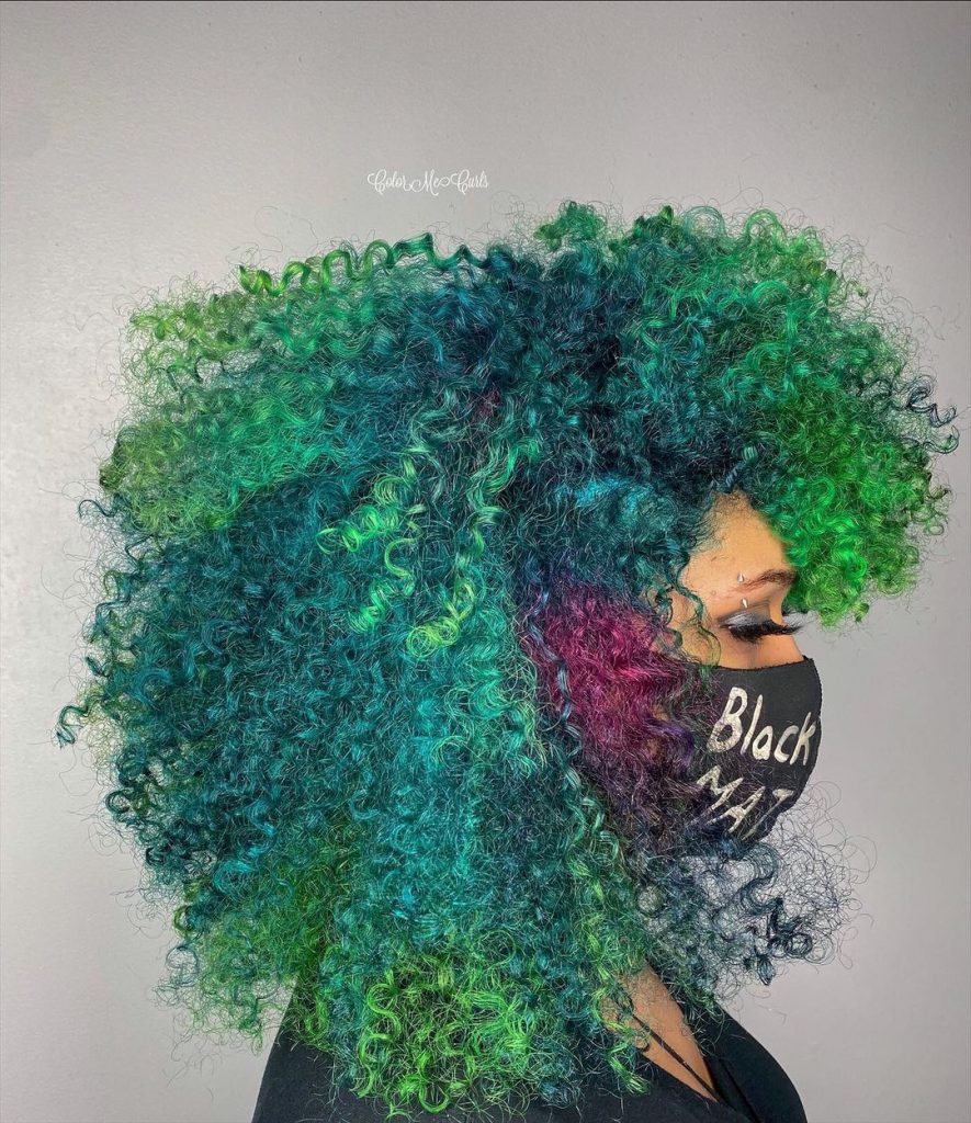 penteado punk rock color blocking com tons de azul e verde