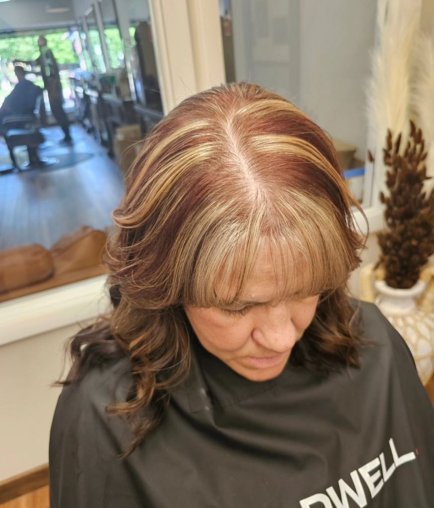 cabelo ruivo com madeixas loiras para mulheres com mais de 50 anos