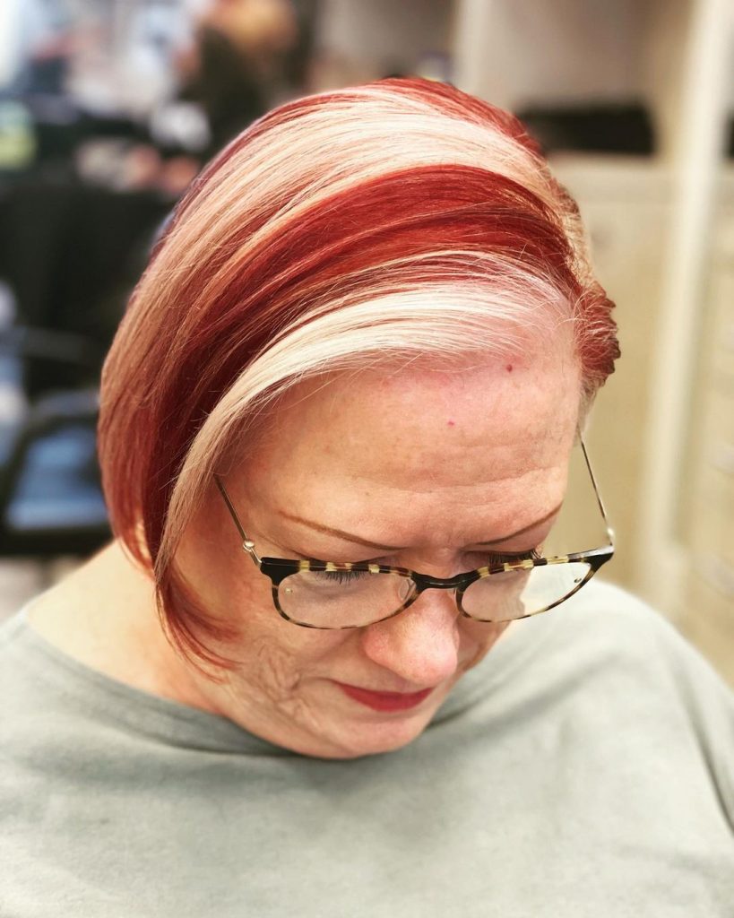 cabelo ruivo com madeixas loiras para mulheres com mais de 60 anos