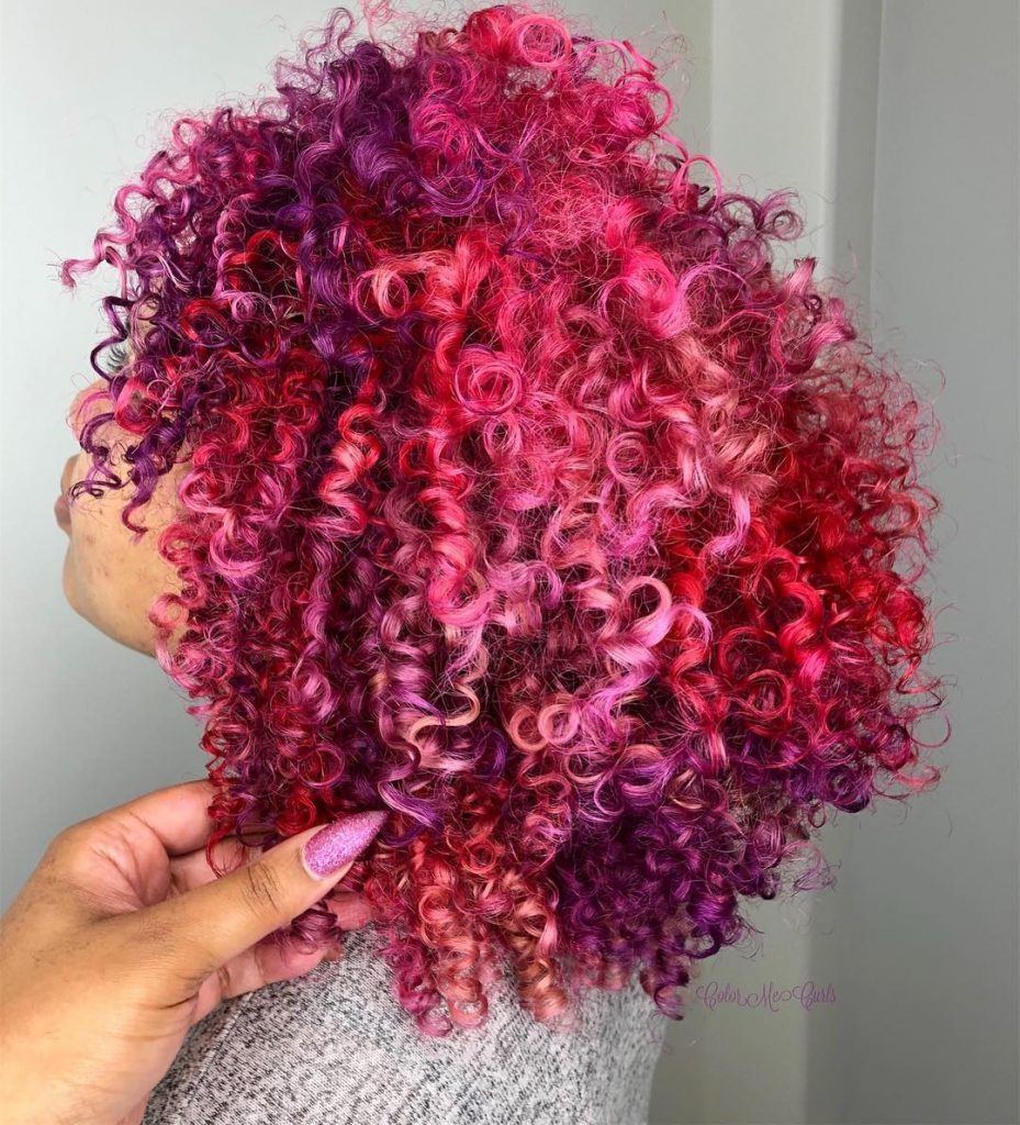 vibrant color blocking curly hairstyle