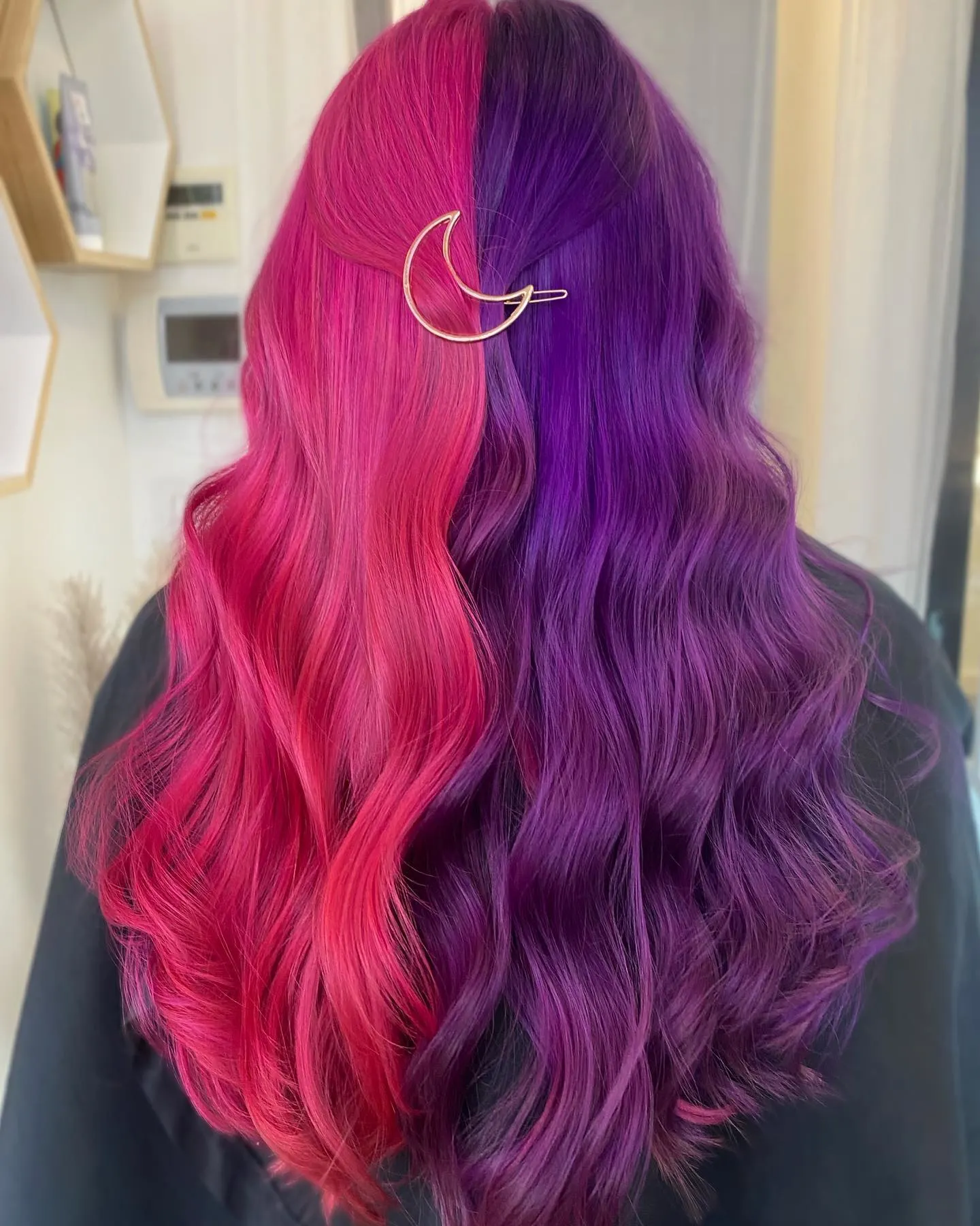 cheveux roses et violets des gémeaux