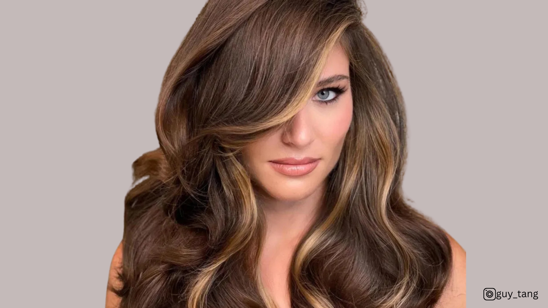 brunette haar met highlights op de gezichtscontour