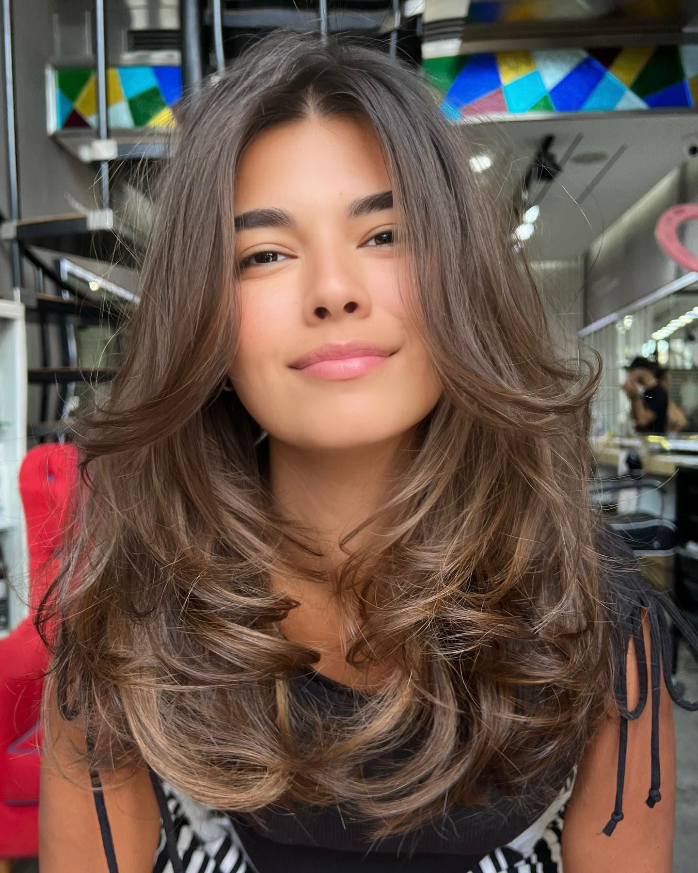 corte de cabelo em forma de borboleta com franja comprida