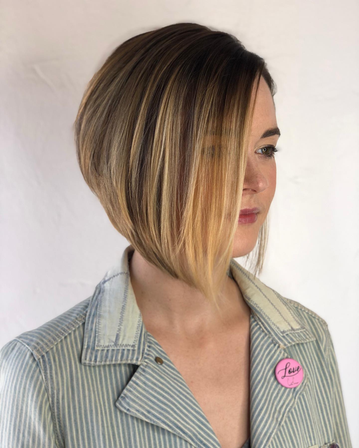 stacked bob with blonde highlights