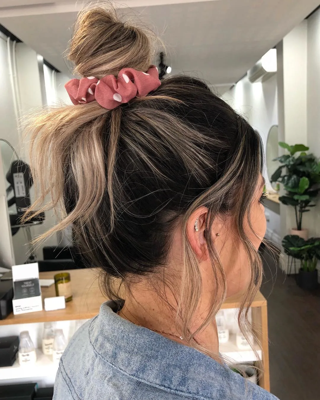 Moeiteloze Scrunchie Hoge Bun