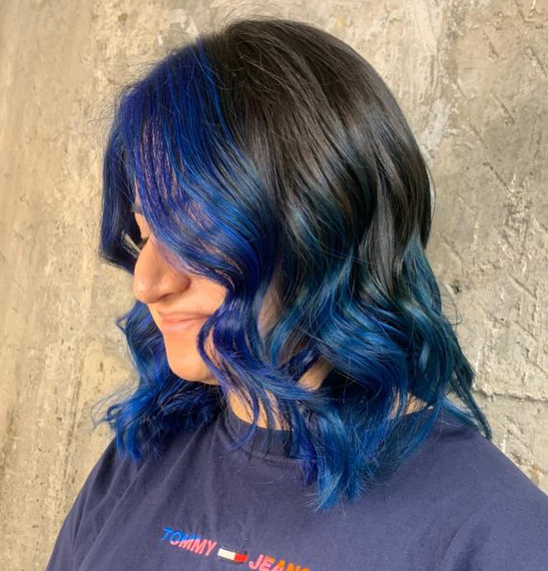 aquablauwe ombre met blauw geldstuk op zwart haar