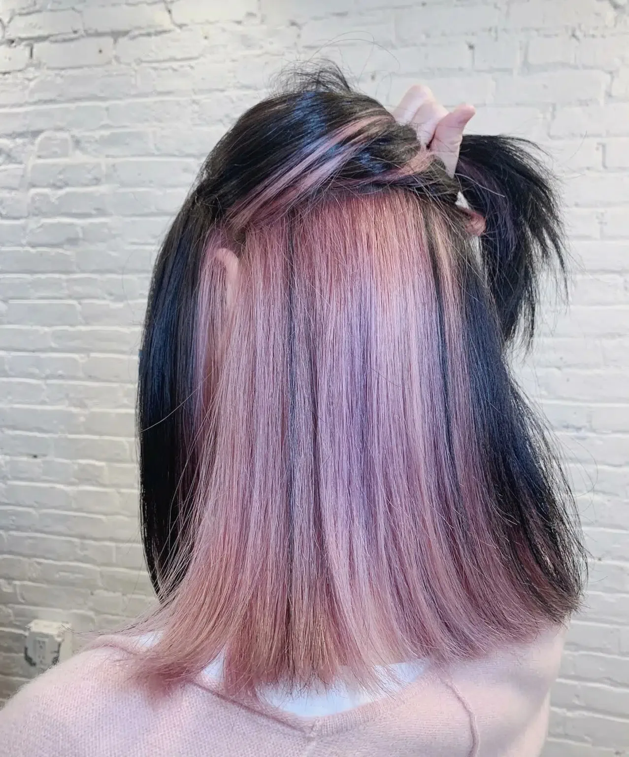 asgrauw roze op zwart haar