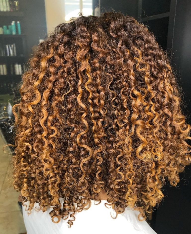 Ces 30 tendances en matière de cheveux noirs avec mèches appellent votre nom