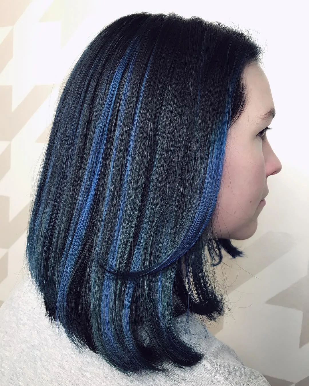 reflejos azules en el pelo negro