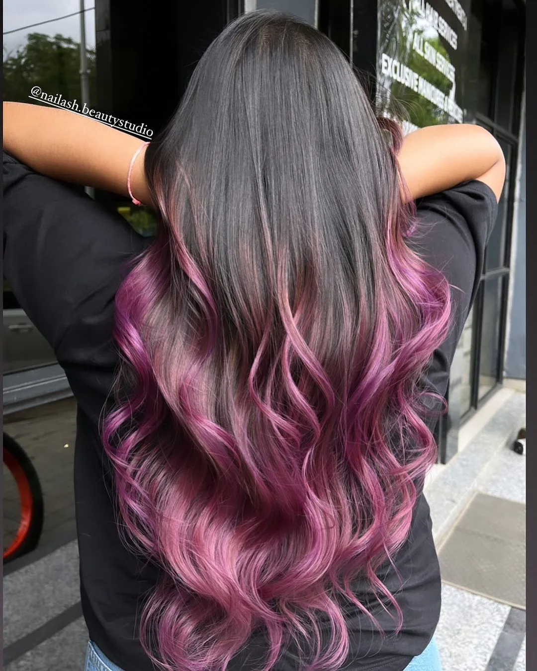 balayage rosa chiclete em cabelo preto