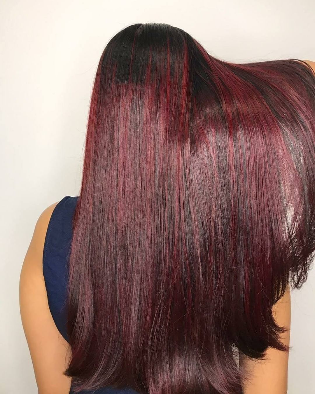 madeixas vermelhas escuras num cabelo preto
