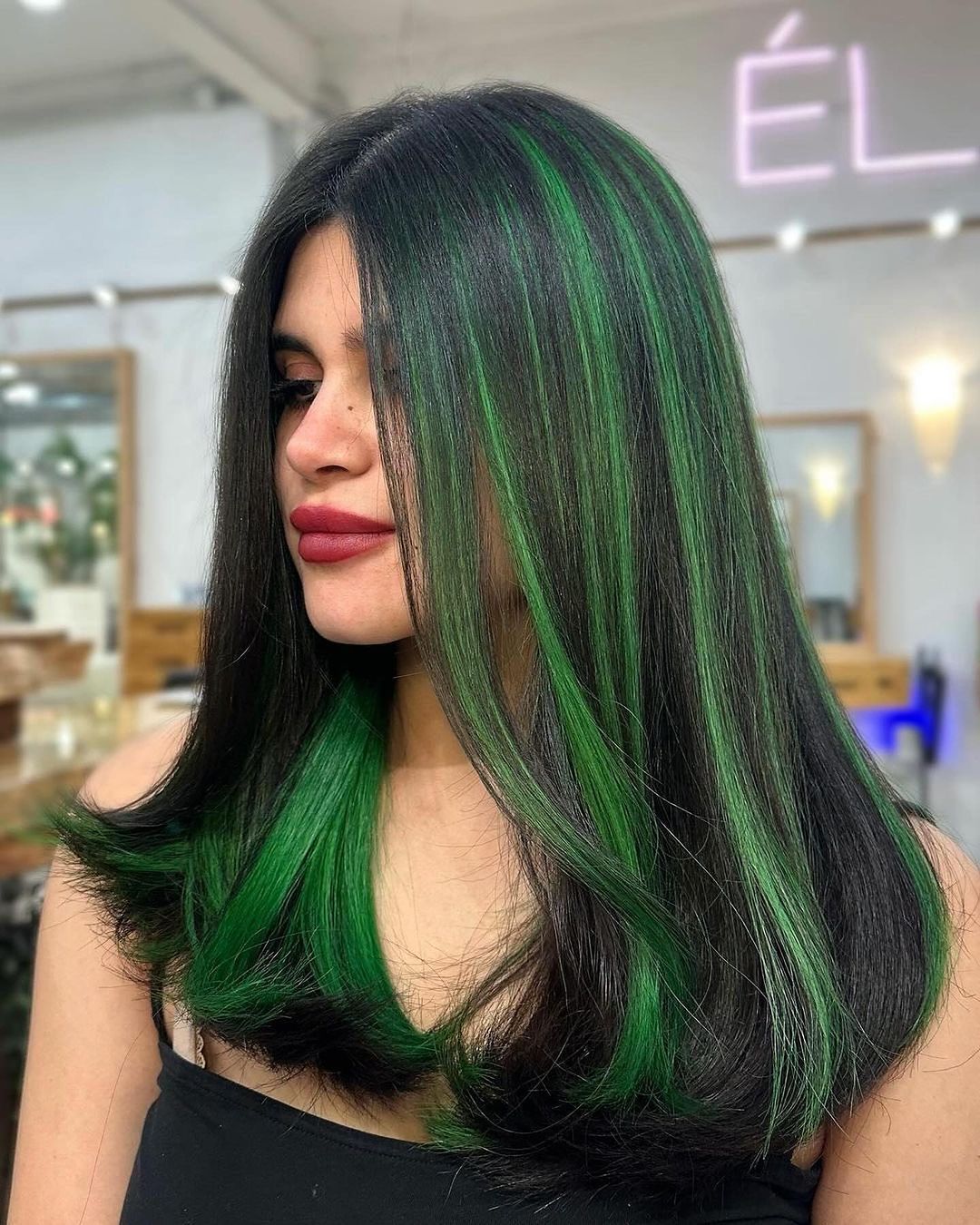 groene highlights op zwart haar