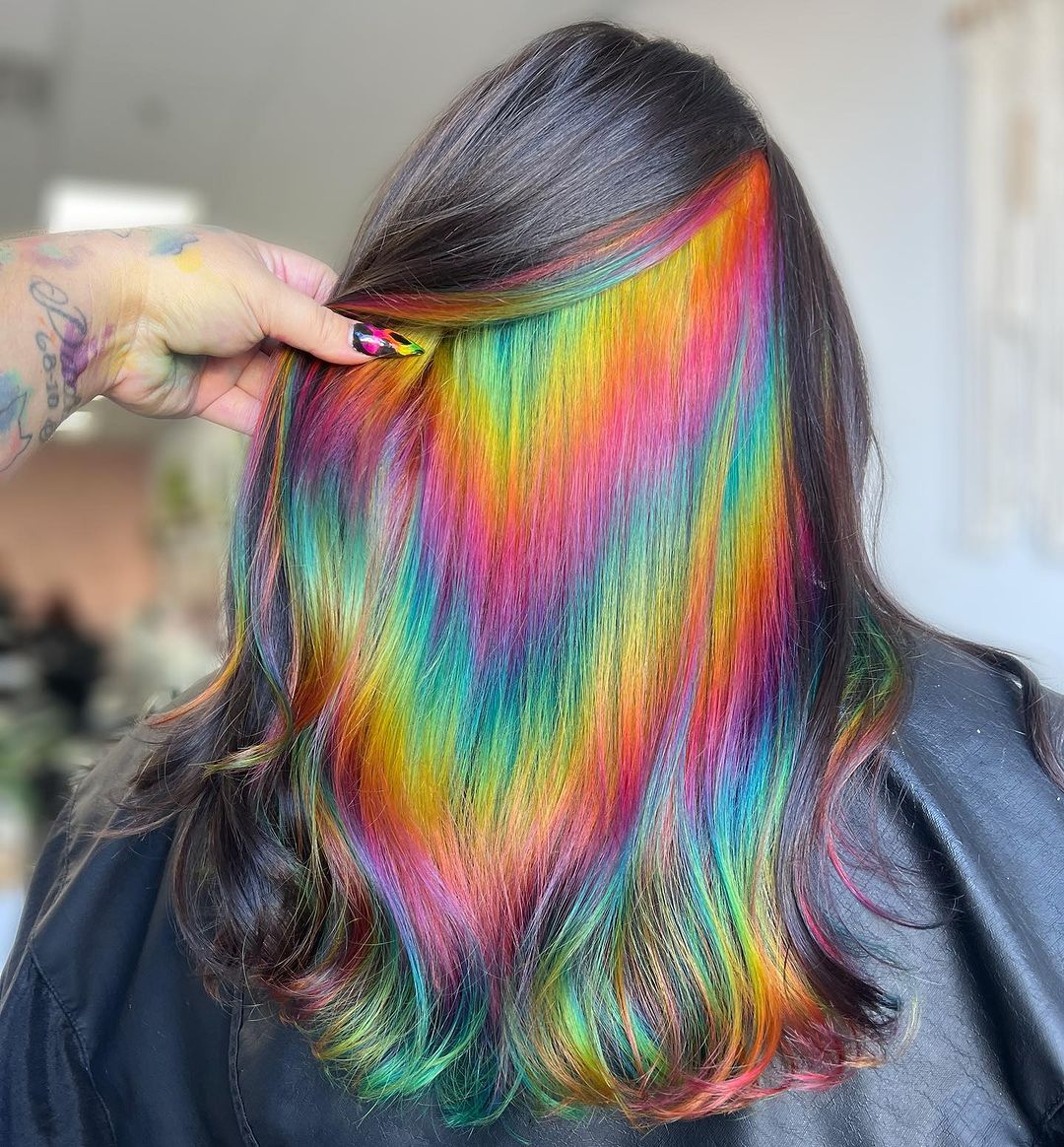 arco-íris escondido num cabelo escuro
