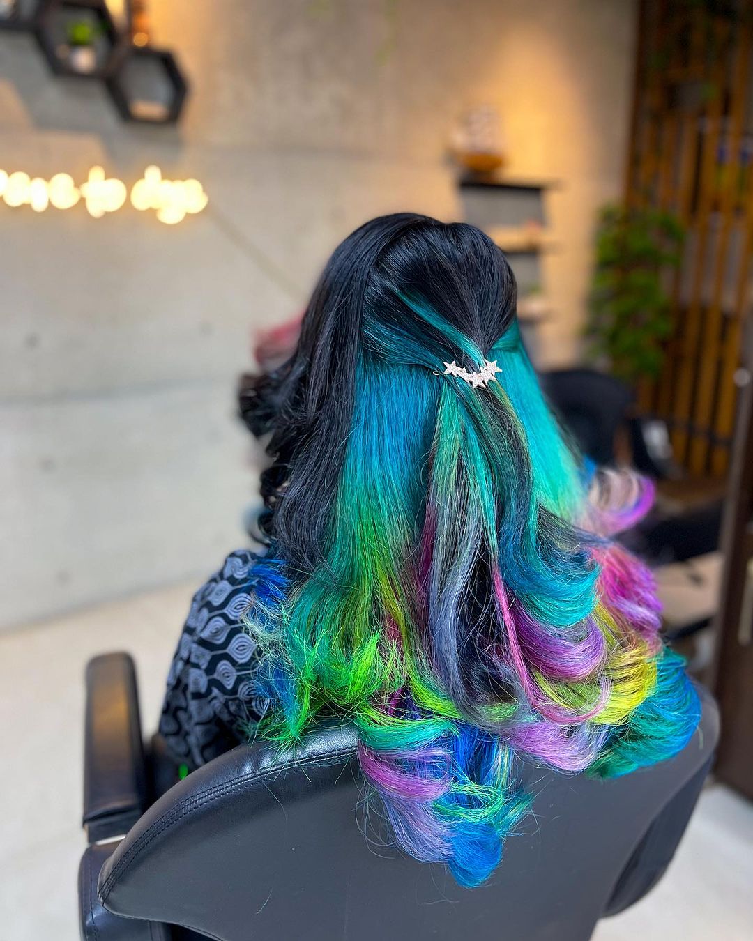 sirena arco iris underdye en el pelo negro