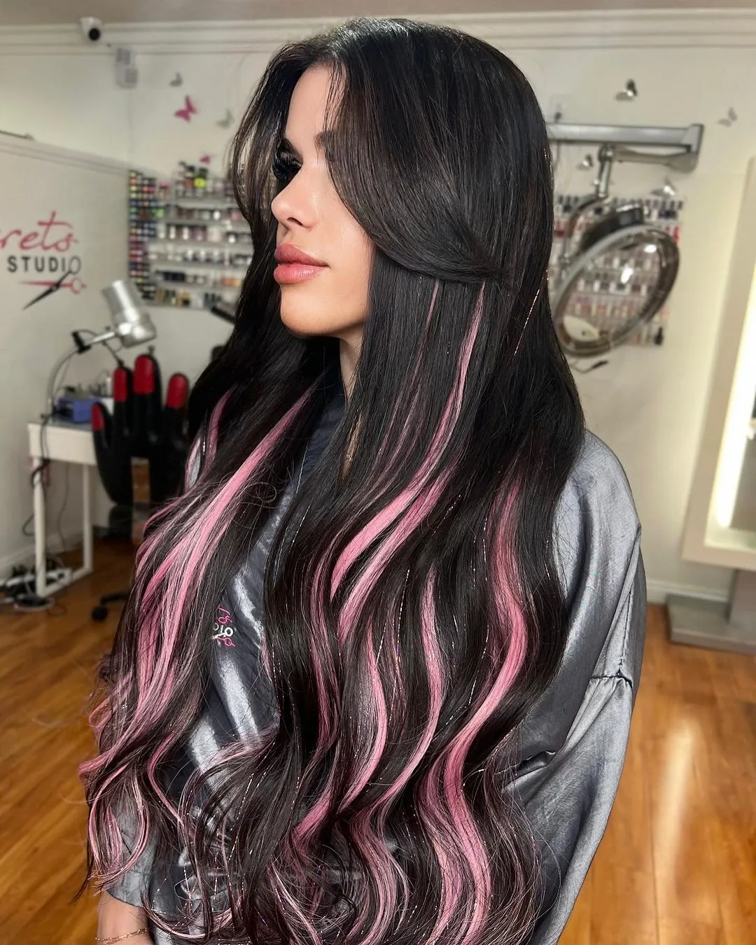 madeixas cor-de-rosa pastel num cabelo preto comprido