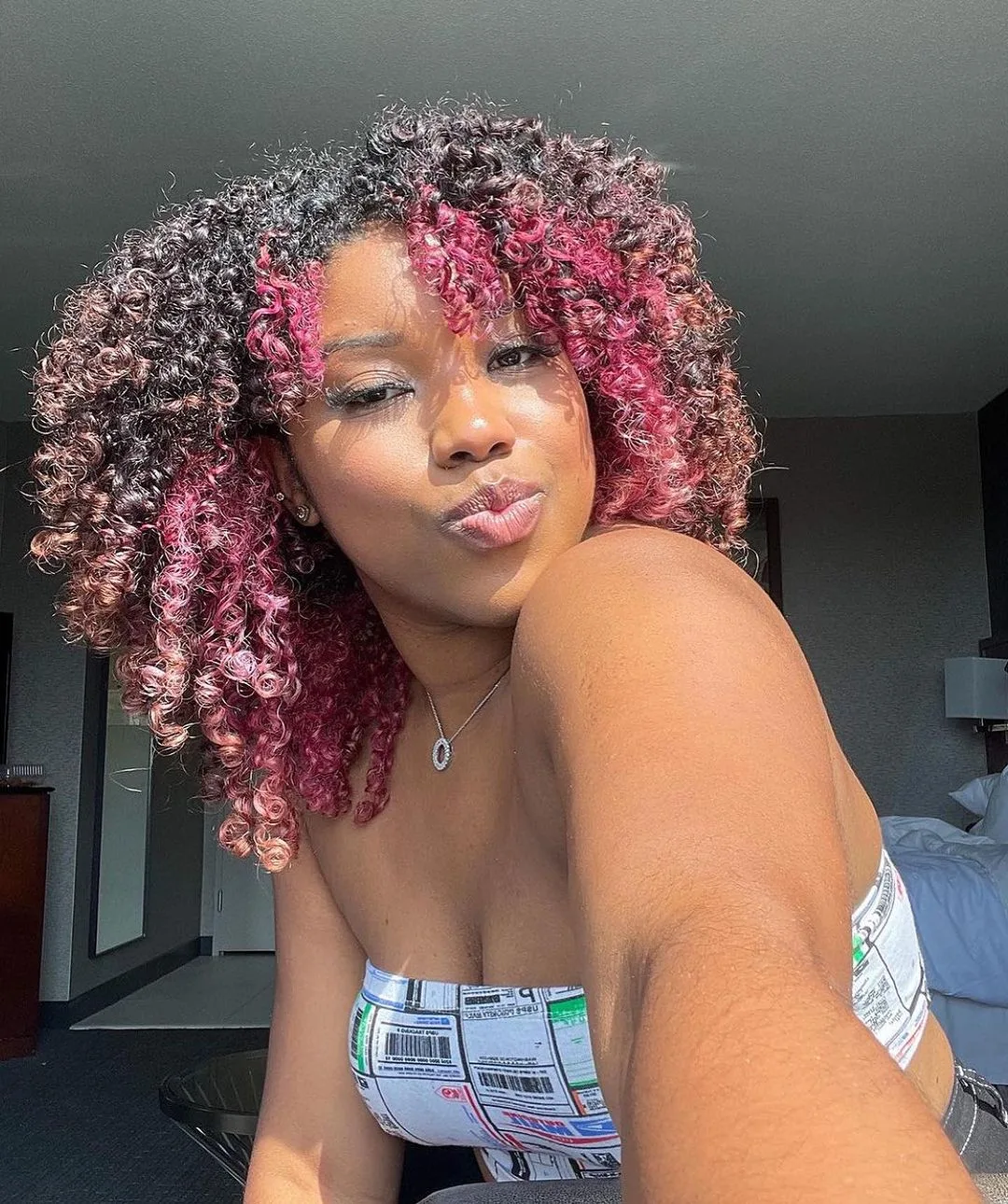 madeixas cor-de-rosa em cabelo afro preto