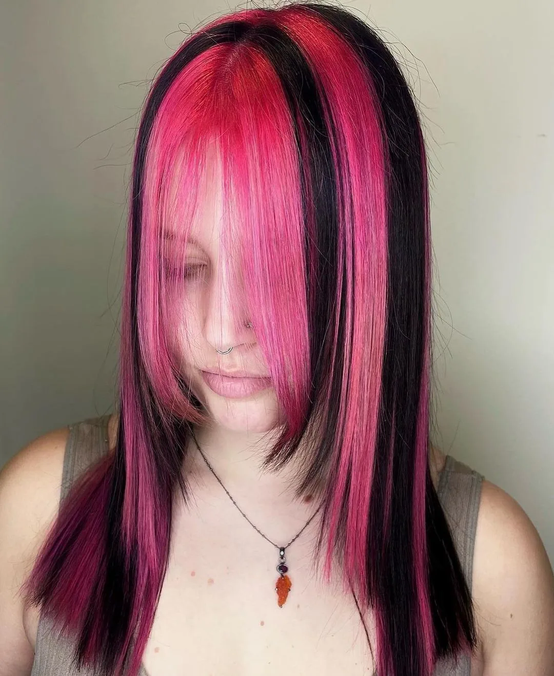 madeixas cor-de-rosa em cabelo preto hime