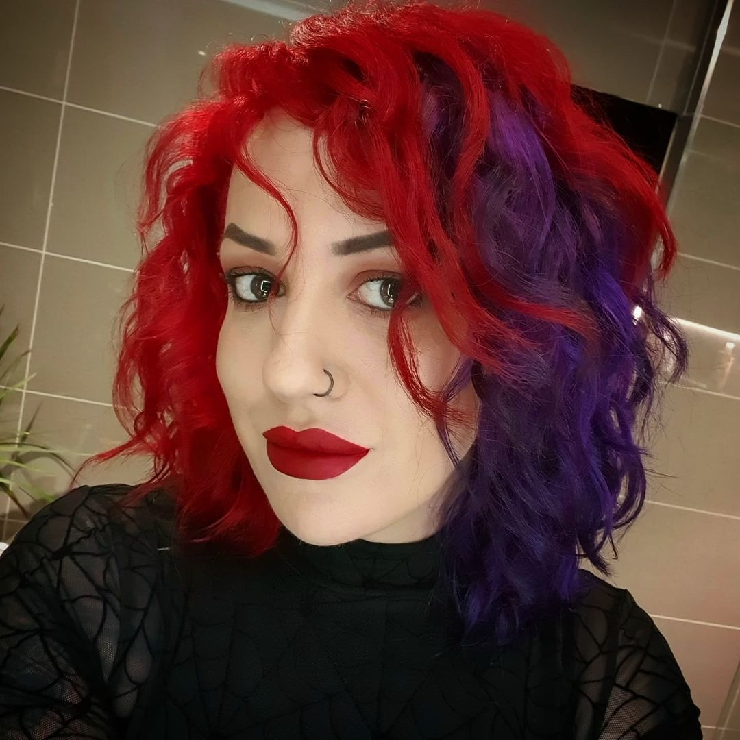 bloque de color púrpura en el pelo rojo brillante