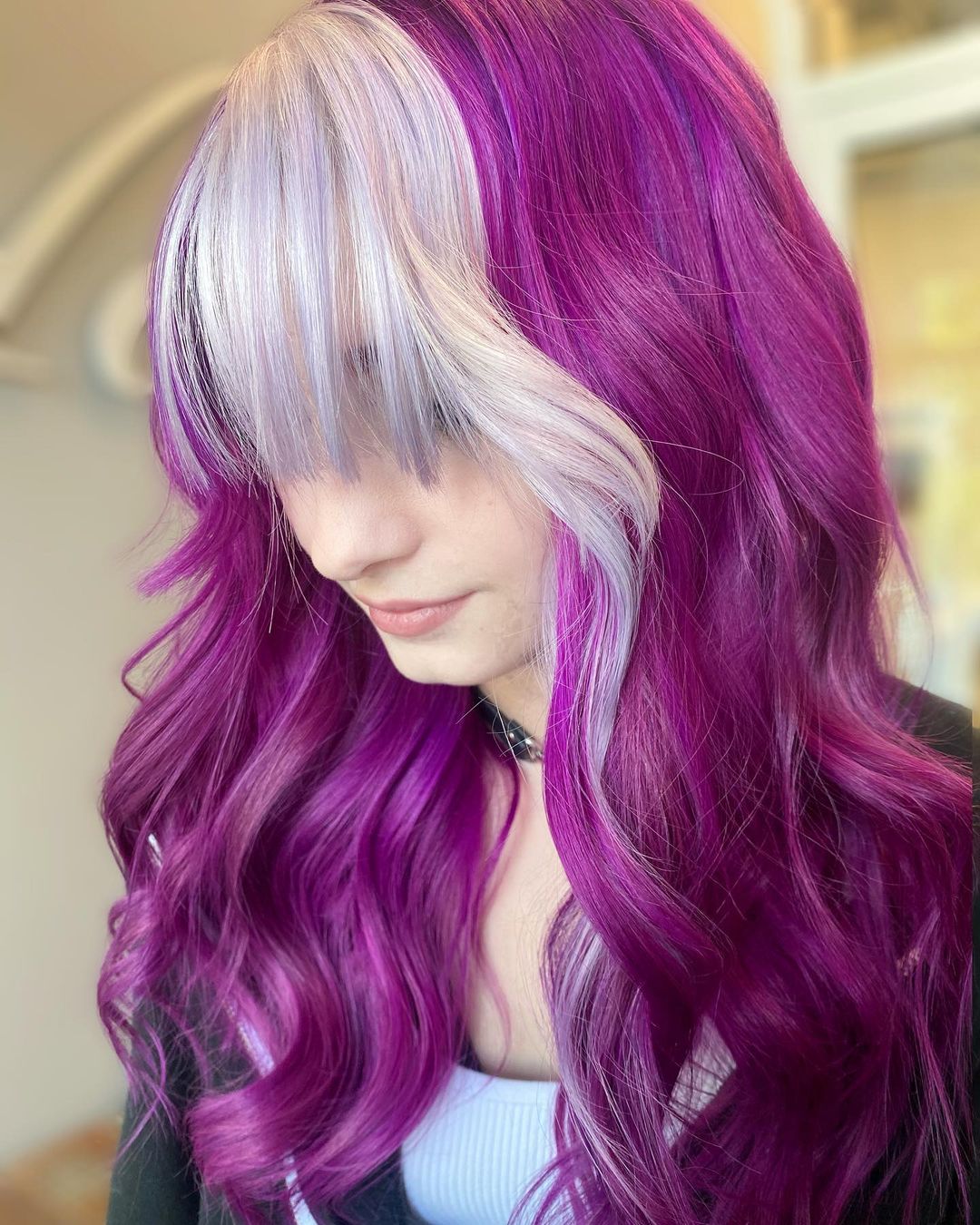 cabelo púrpura e franja louro-acinzentada