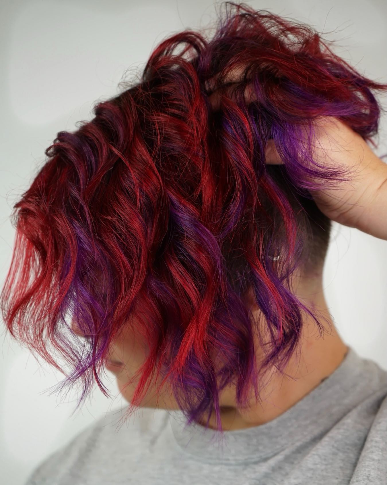 mèches violettes sur cheveux roux