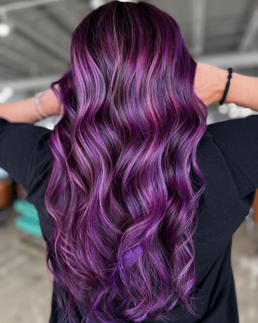 madeixas rosa púrpura em cabelo escuro