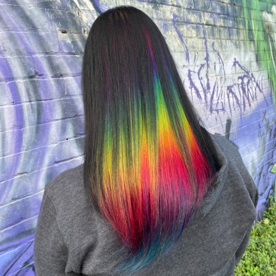 ombreggiatura arcobaleno su capelli neri