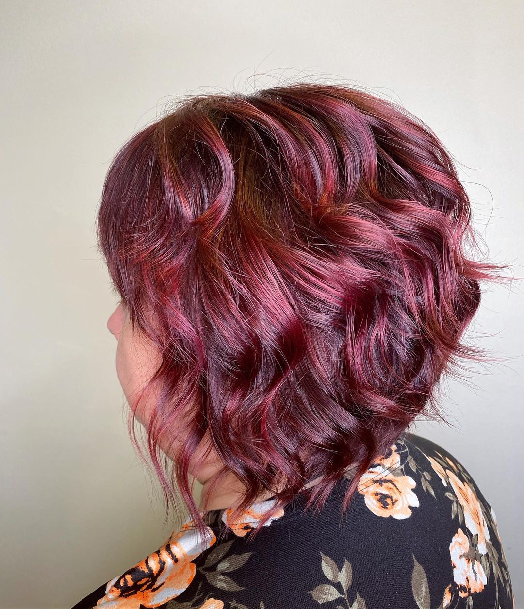 cheveux rouges et violets pour les femmes plus âgées