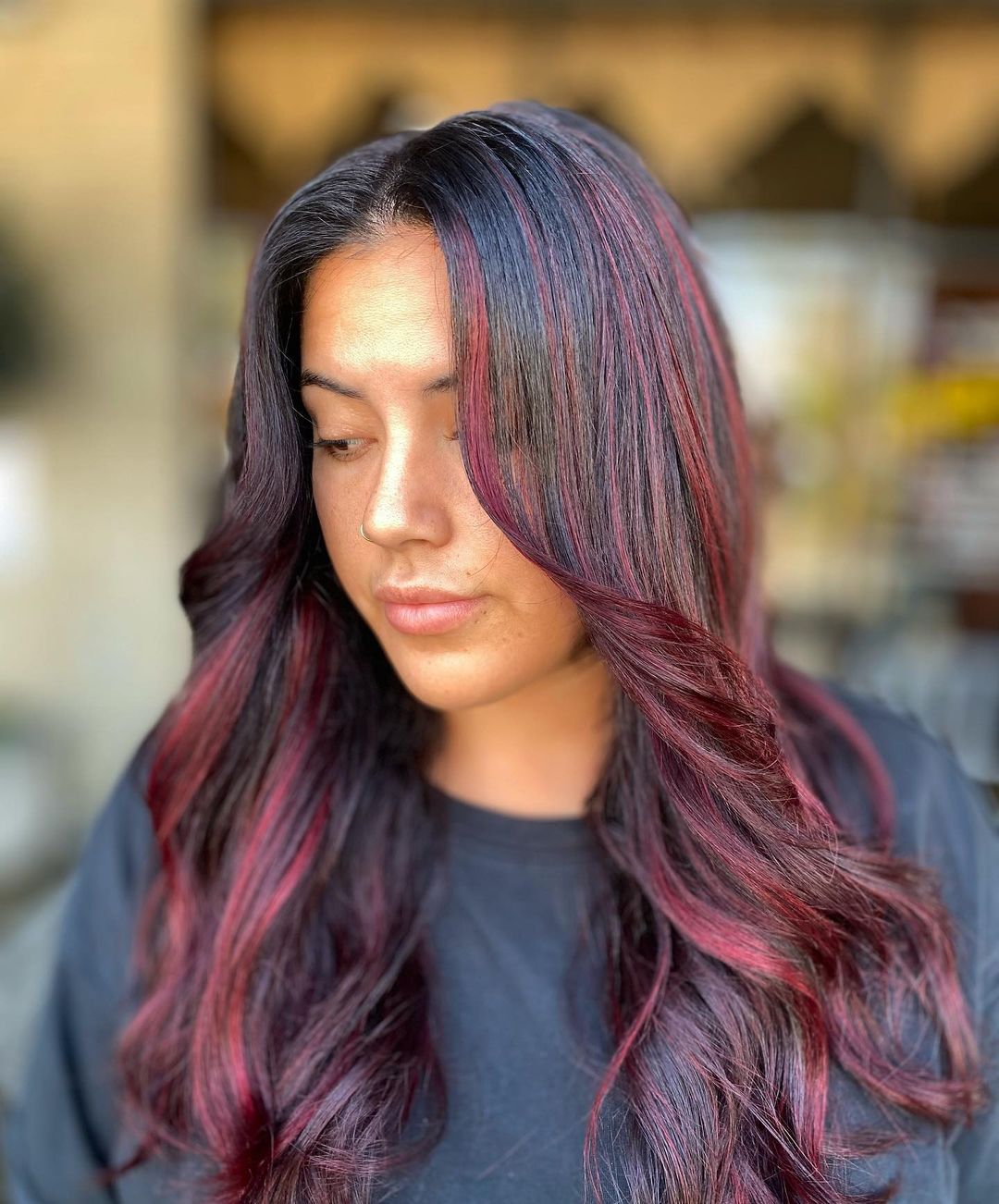 reflejos rojo púrpura en el pelo negro