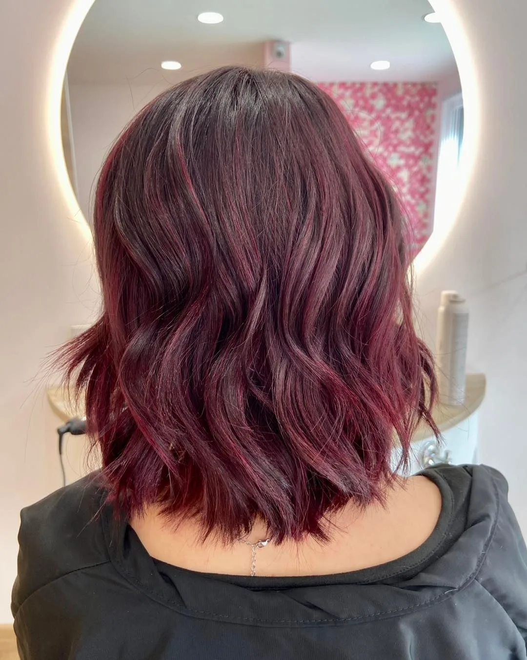 coupe longue ondulée rouge violet