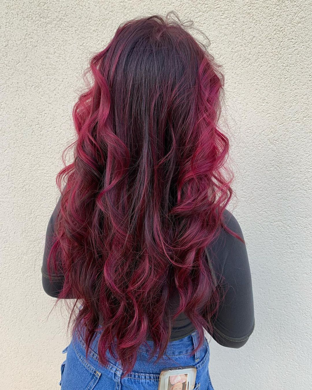 rojo púrpura sobre cabello oscuro