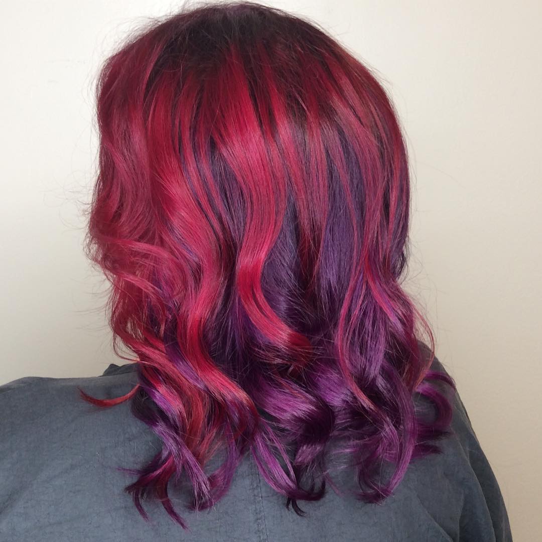 cheveux rouge rubis et violet