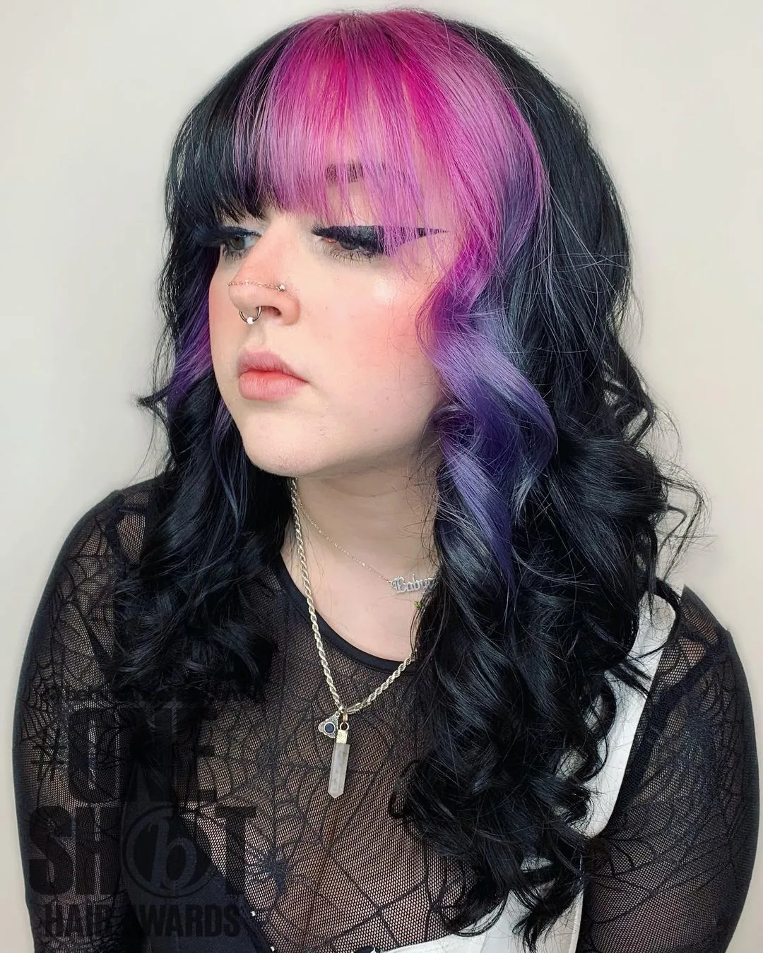 flequillo y marco de cara violeta y rosa sobre pelo negro
