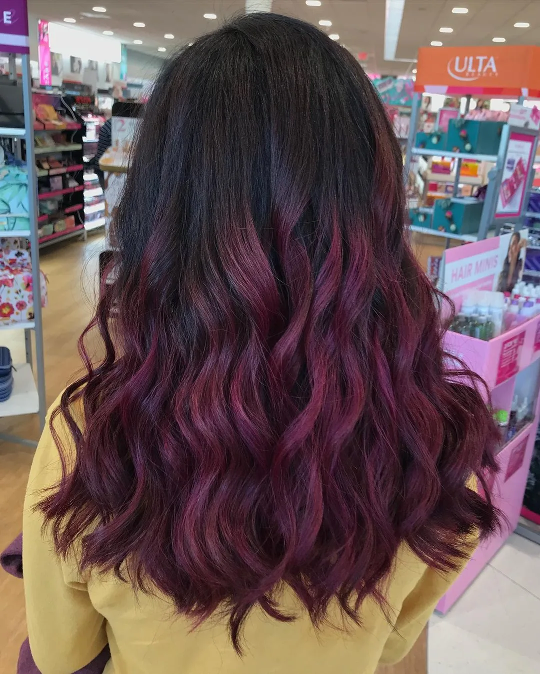 ombre de vin violet sur cheveux noirs