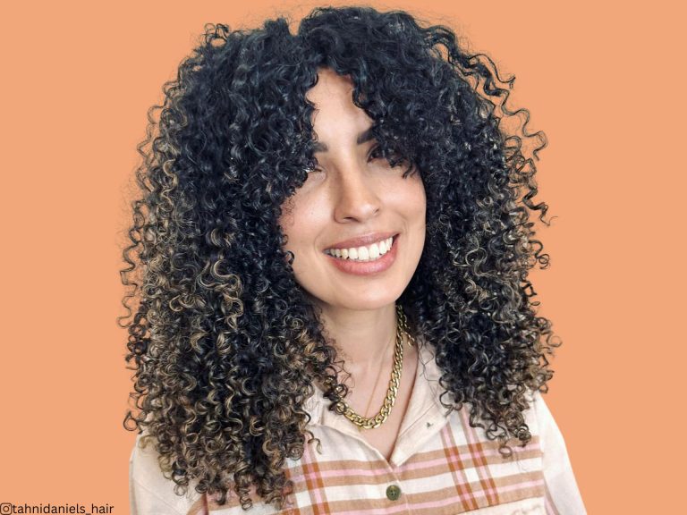 flequillo cortina con pelo rizado