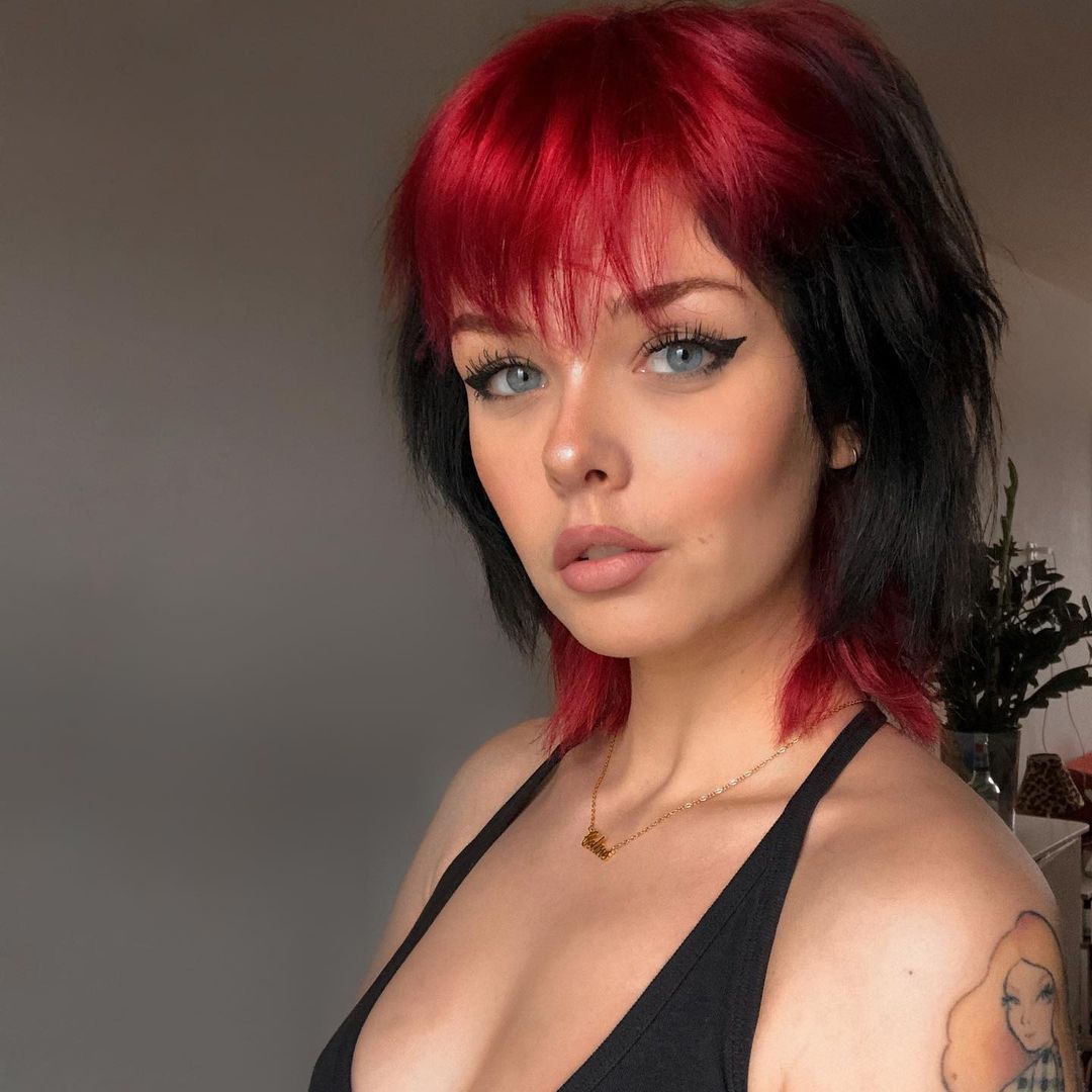 90s inspired red roots on black hair